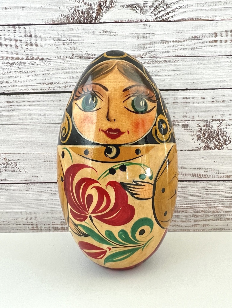 Œuf en bois peint dans le style des poupées russes