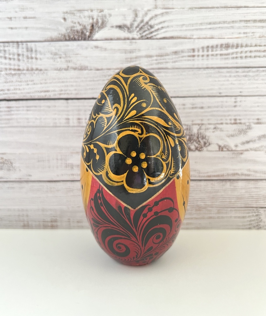 Œuf en bois peint dans le style des poupées russes