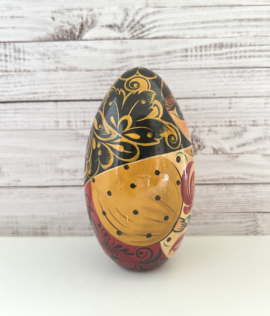 Œuf en bois peint dans le style des poupées russes