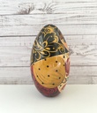 Œuf en bois peint dans le style des poupées russes
