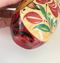 Œuf en bois peint dans le style des poupées russes