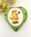 Boîte en carton / papier mâché en forme de cœur et décorée d'un poussin