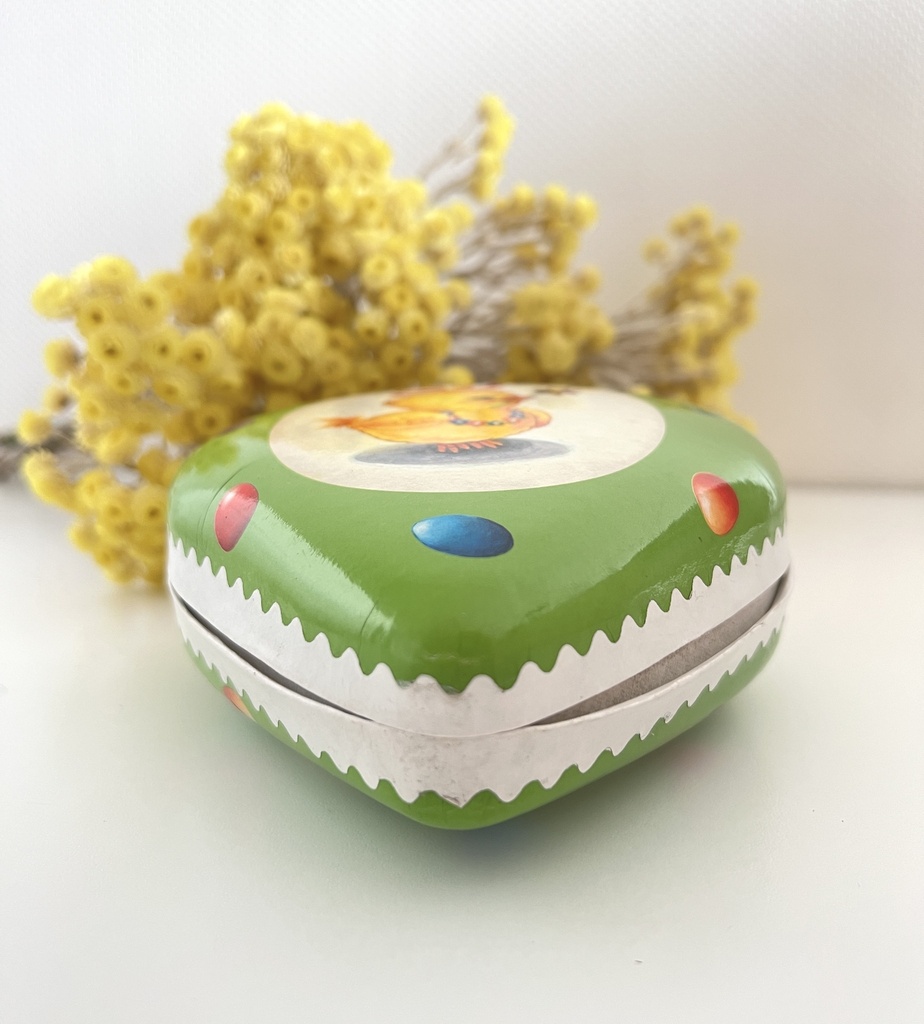 Boîte en carton / papier mâché en forme de cœur et décorée d'un poussin