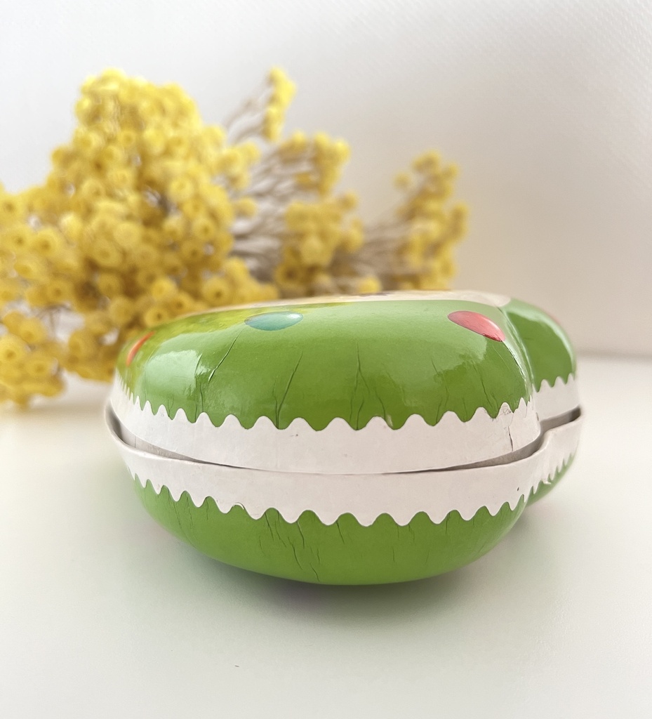 Boîte en carton / papier mâché en forme de cœur et décorée d'un poussin