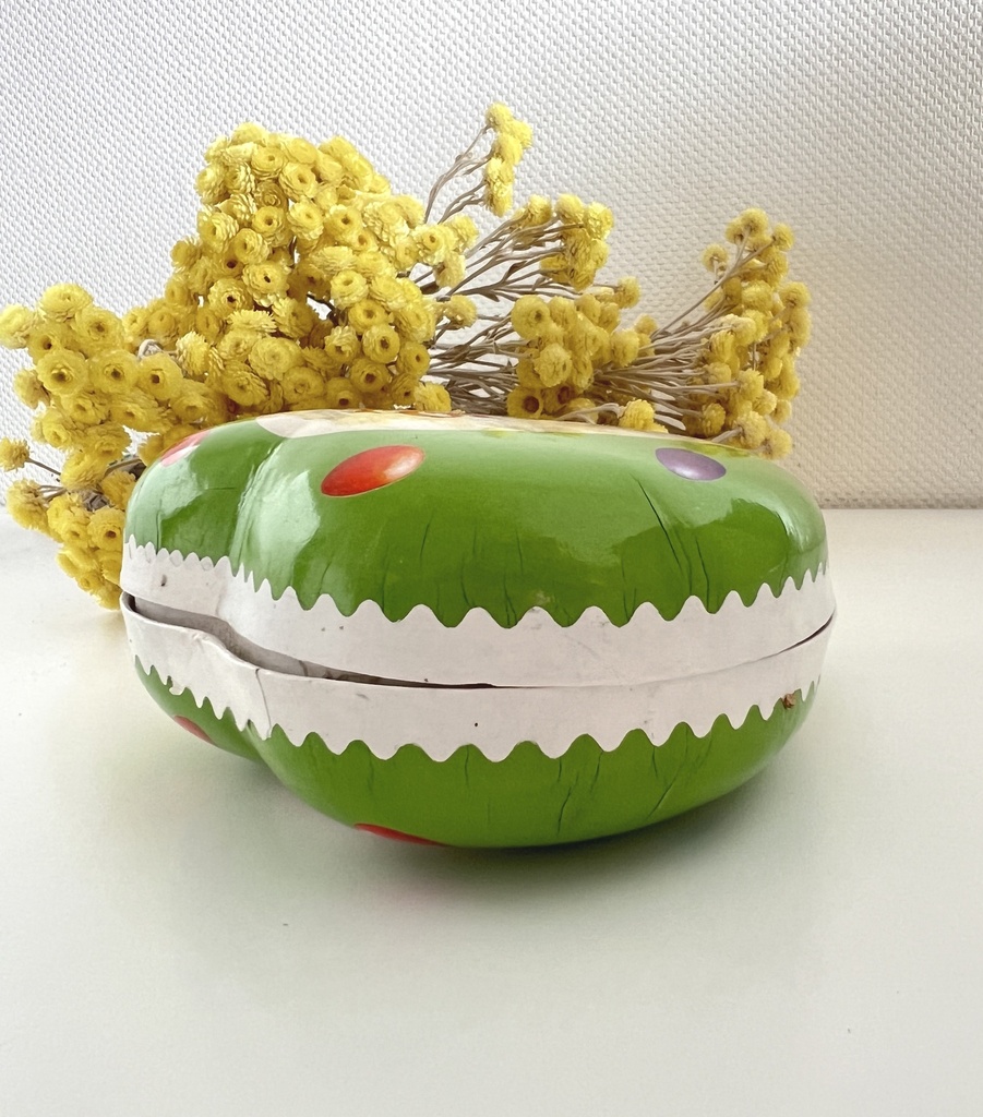 Boîte en carton / papier mâché en forme de cœur et décorée d'un poussin