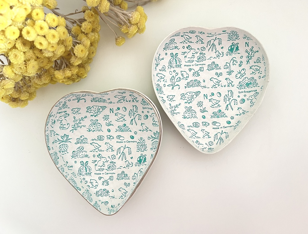 Boîte en carton / papier mâché en forme de cœur et décorée d'un poussin