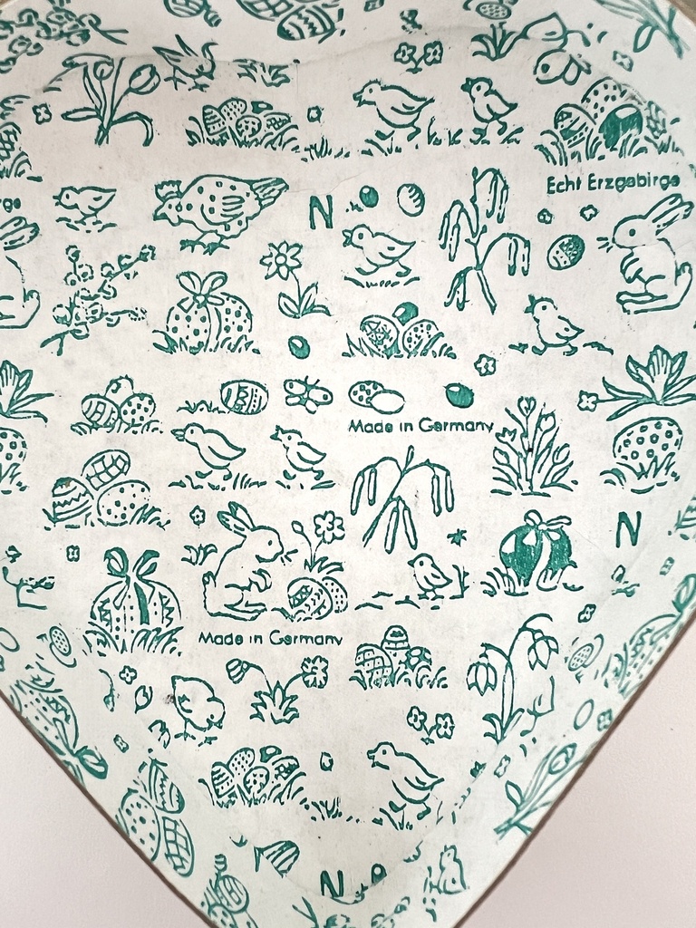 Boîte en carton / papier mâché en forme de cœur et décorée d'un poussin