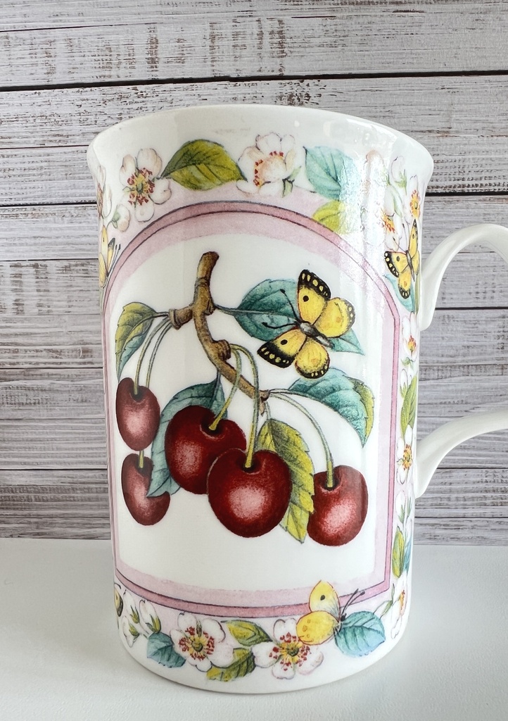 Tasse Roy Kirkham Prunus fait de cerises et de papillons