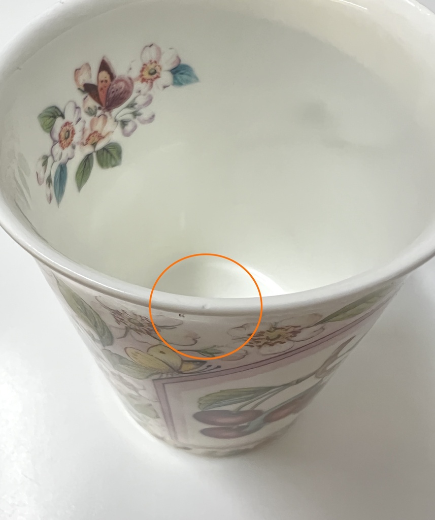 Tasse Roy Kirkham Prunus fait de cerises et de papillons