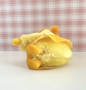 Peluche pince-doigt canard / poussin jaune à chapeau