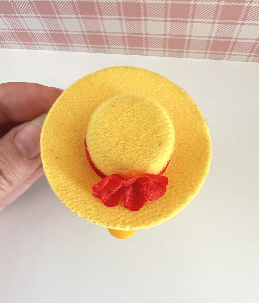 Peluche pince-doigt canard / poussin jaune à chapeau