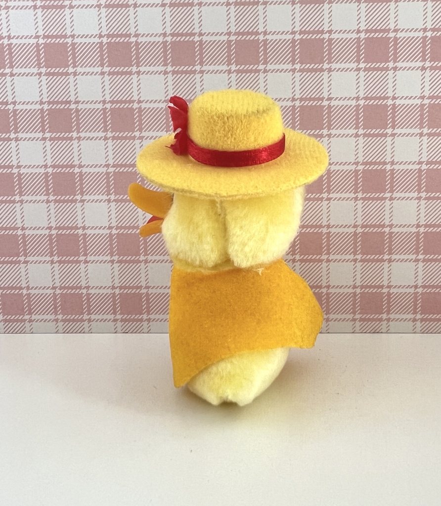 Peluche pince-doigt canard / poussin jaune à chapeau