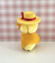 Peluche pince-doigt canard / poussin jaune à chapeau
