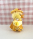 Peluche pince-doigt canard / poussin jaune à chapeau