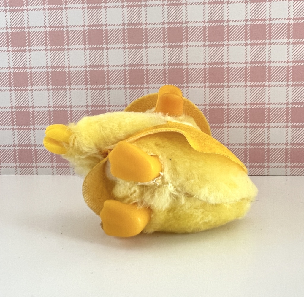 Peluche pince-doigt canard / poussin jaune à chapeau