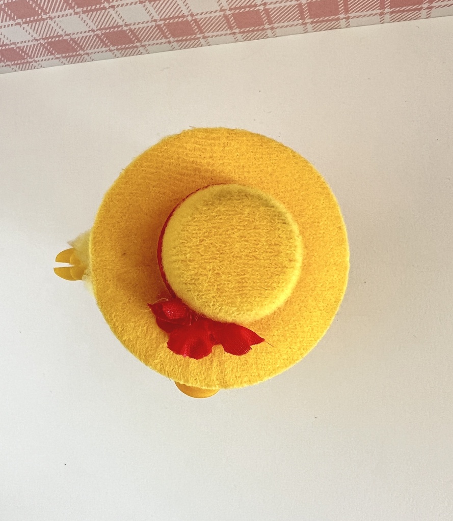 Peluche pince-doigt canard / poussin jaune à chapeau