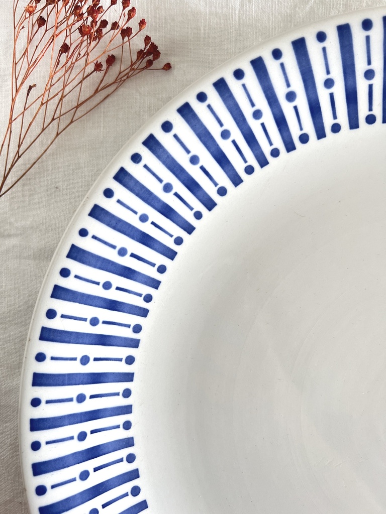 Grande assiette ronde à motifs géométriques bleus FB (Fénal Badonviller)