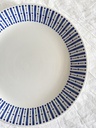 Grande assiette ronde à motifs géométriques bleus FB (Fénal Badonviller)