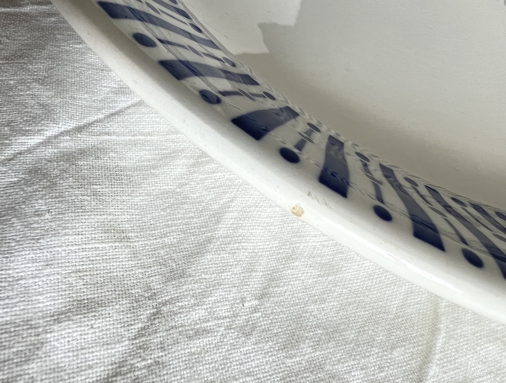 Grande assiette ronde à motifs géométriques bleus FB (Fénal Badonviller)