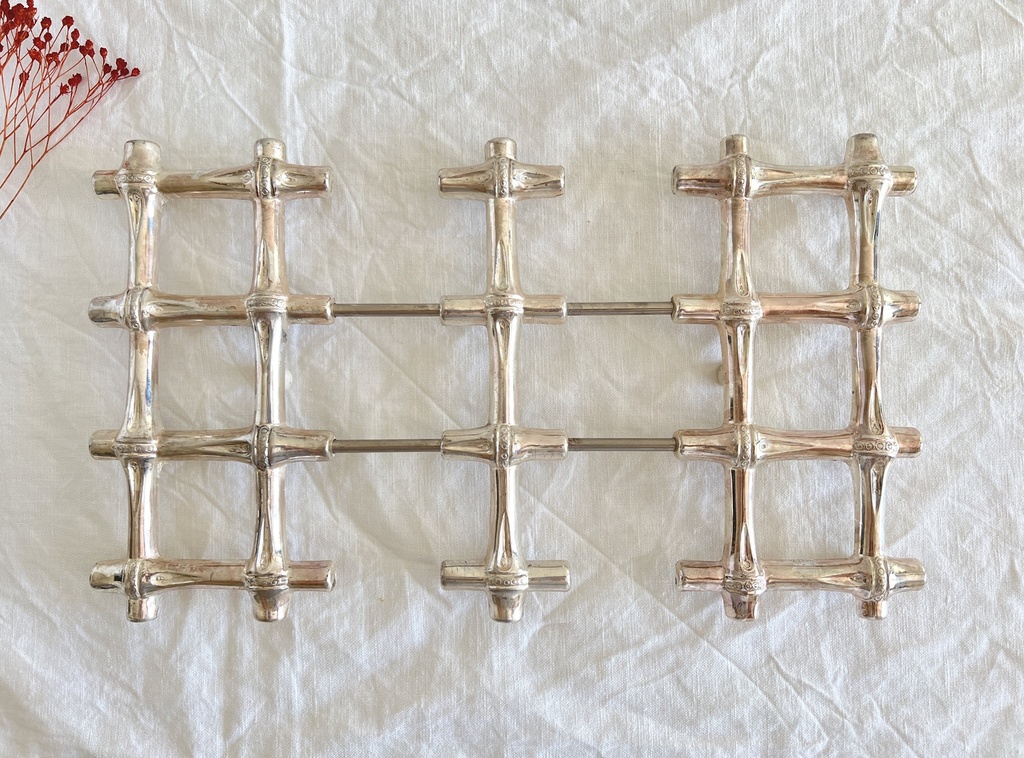 Sous-plat en métal argenté en forme de tige de bambou