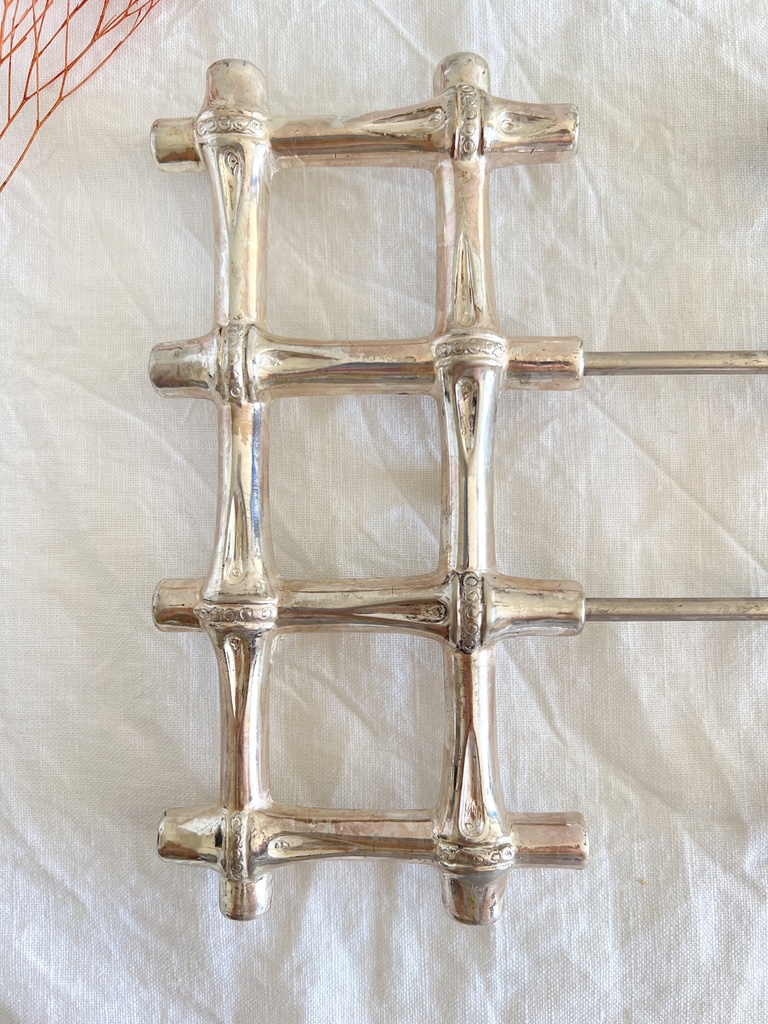 Sous-plat en métal argenté en forme de tige de bambou