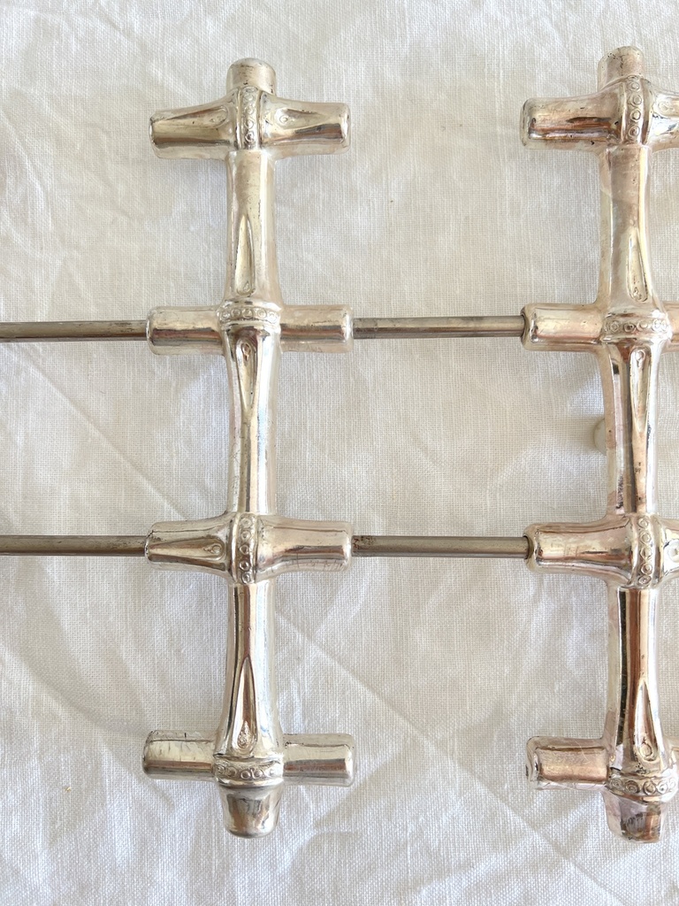 Sous-plat en métal argenté en forme de tige de bambou