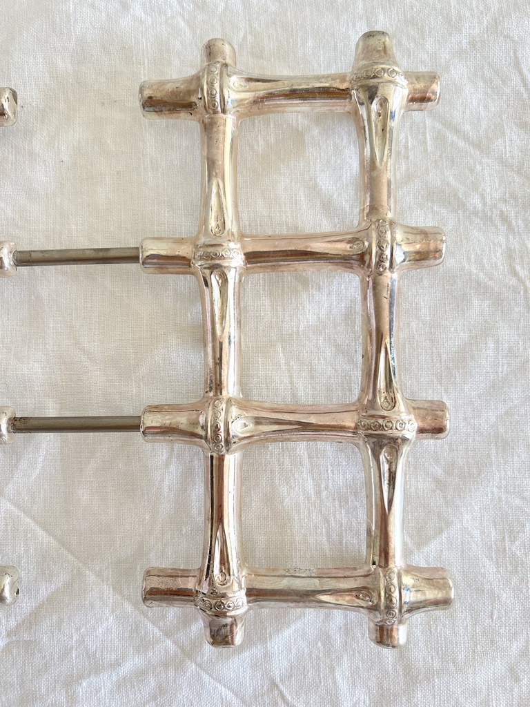 Sous-plat en métal argenté en forme de tige de bambou