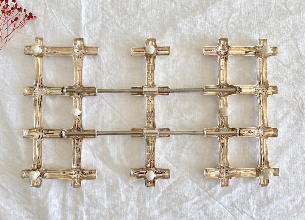 Sous-plat en métal argenté en forme de tige de bambou