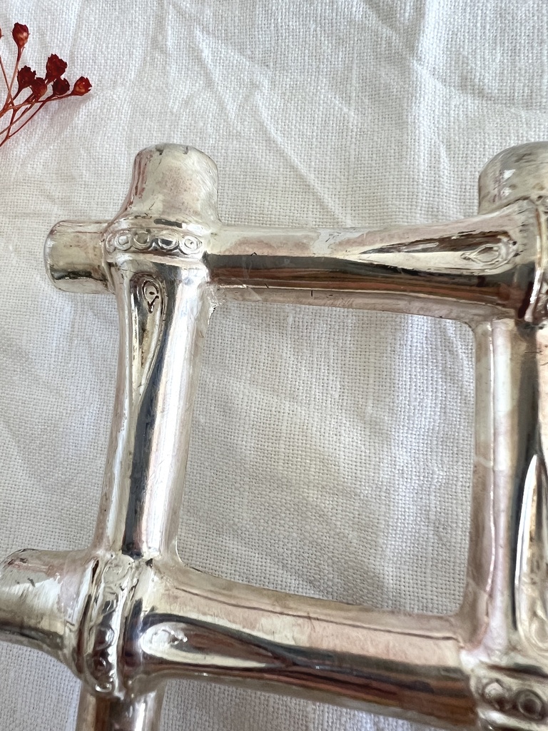 Sous-plat en métal argenté en forme de tige de bambou