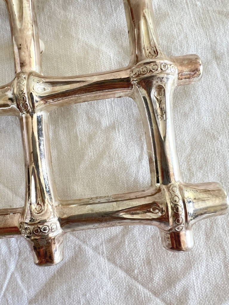 Sous-plat en métal argenté en forme de tige de bambou