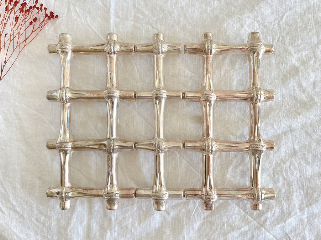 Sous-plat en métal plaqué argent en forme de tige de bambou