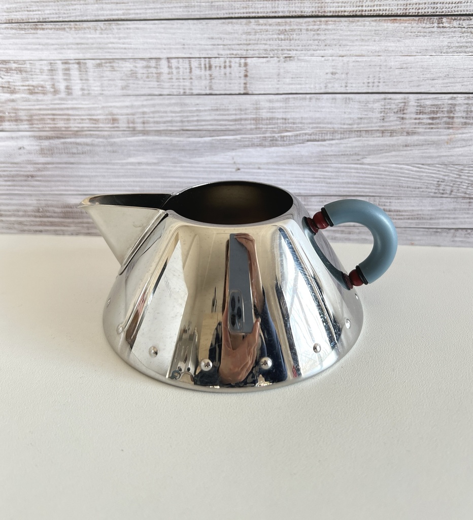 Pot à lait / crémier Alessi par Michael Graves