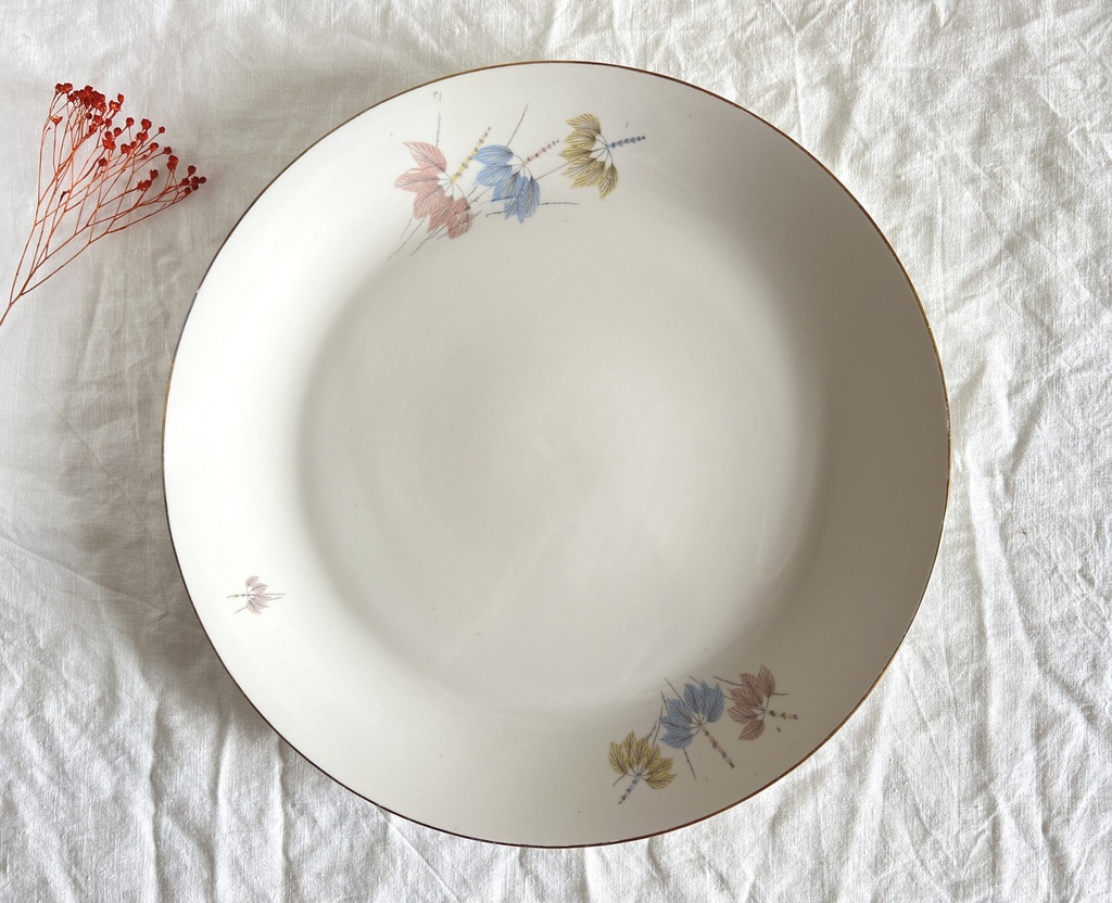 Grande assiette ronde Boch au décor de feuilles pastel