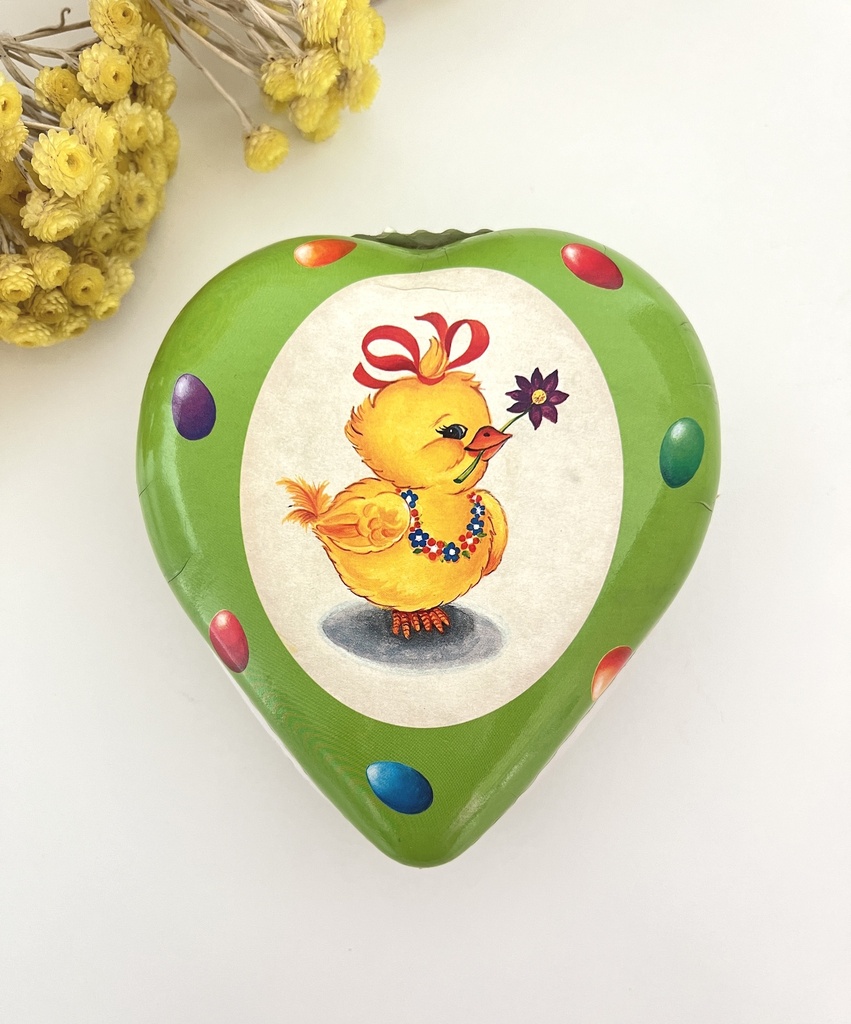 Boîte en carton / papier mâché en forme de cœur et décorée d'un poussin