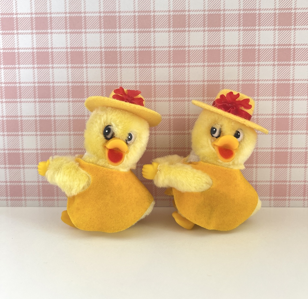 Peluche pince-doigt canard / poussin jaune à chapeau