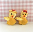 Peluche pince-doigt canard / poussin jaune à chapeau