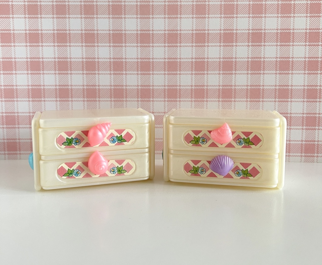 Ensemble de 2 tables de nuit de la chambre de Dame Boucleline (Île enchantée)