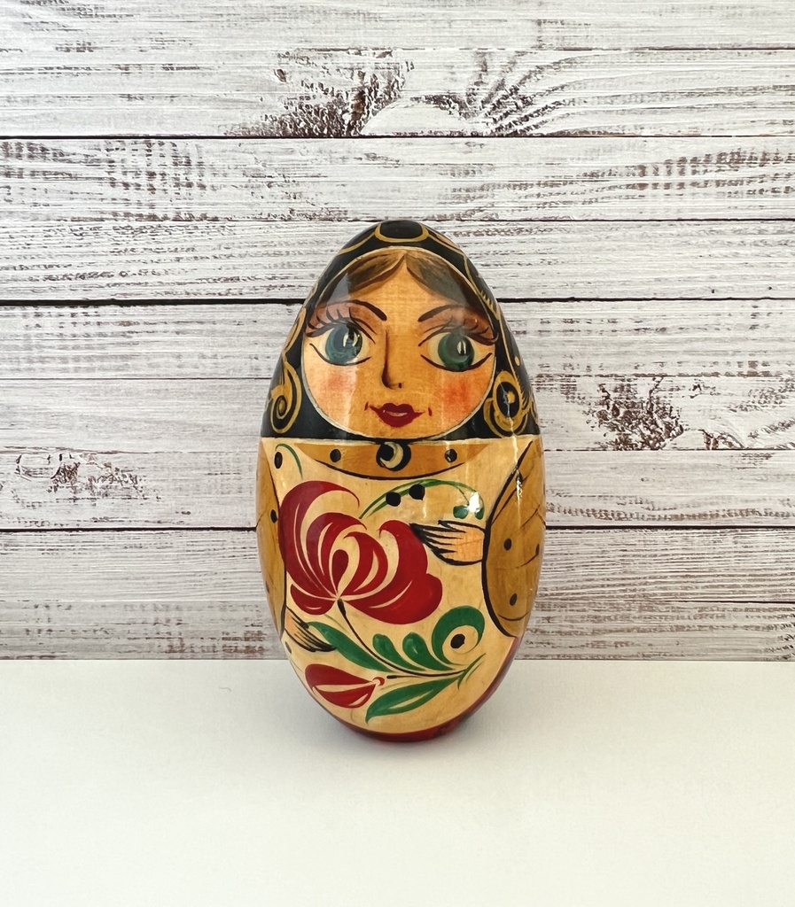 Œuf en bois peint dans le style des poupées russes
