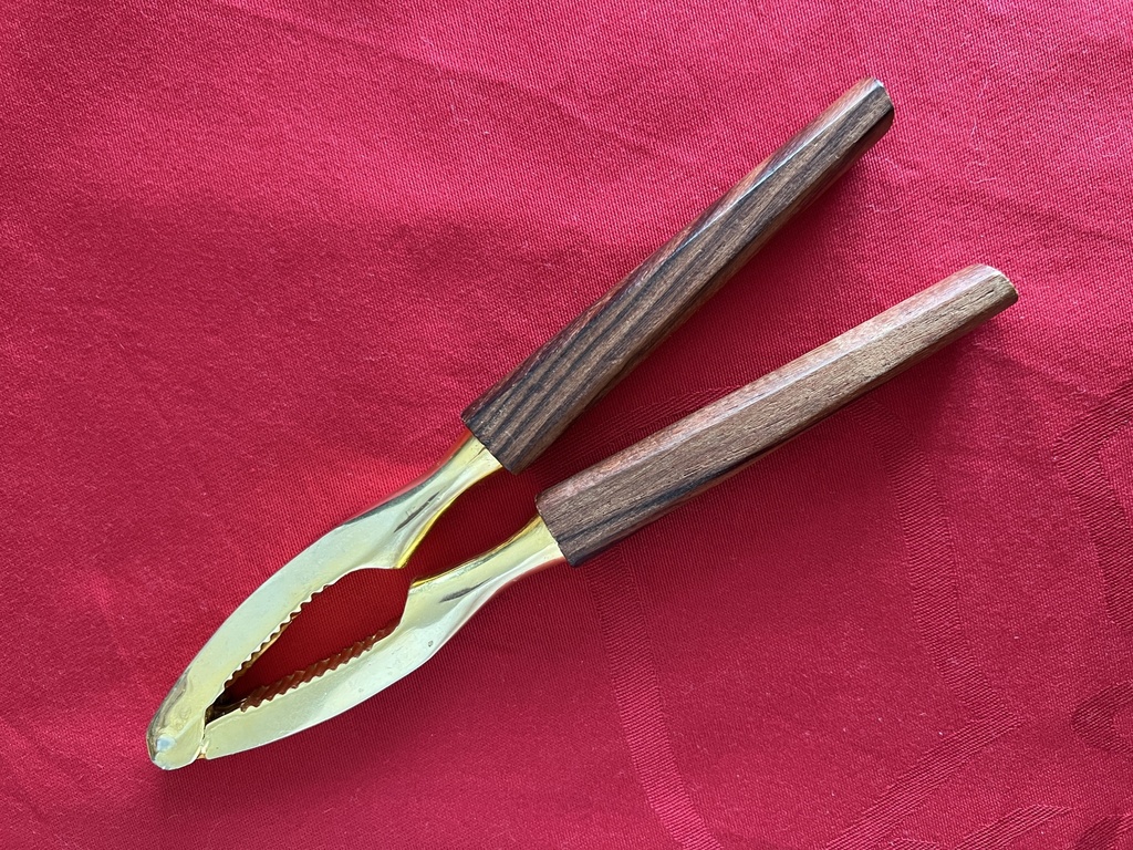 Casse-noix en métal doré et manche en bois
