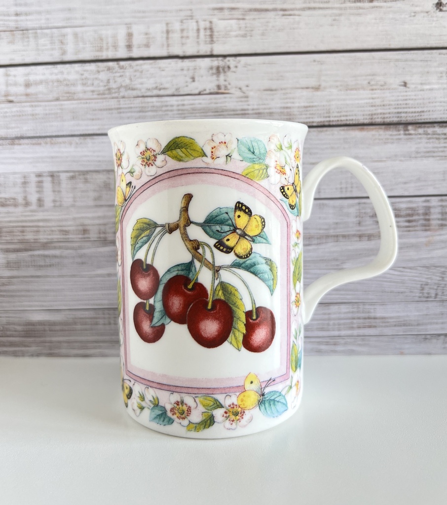 Tasse Roy Kirkham Prunus au décor de cerises et de papillons