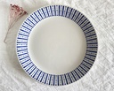Grande assiette ronde à motifs géométriques bleus FB (Fénal Badonviller)