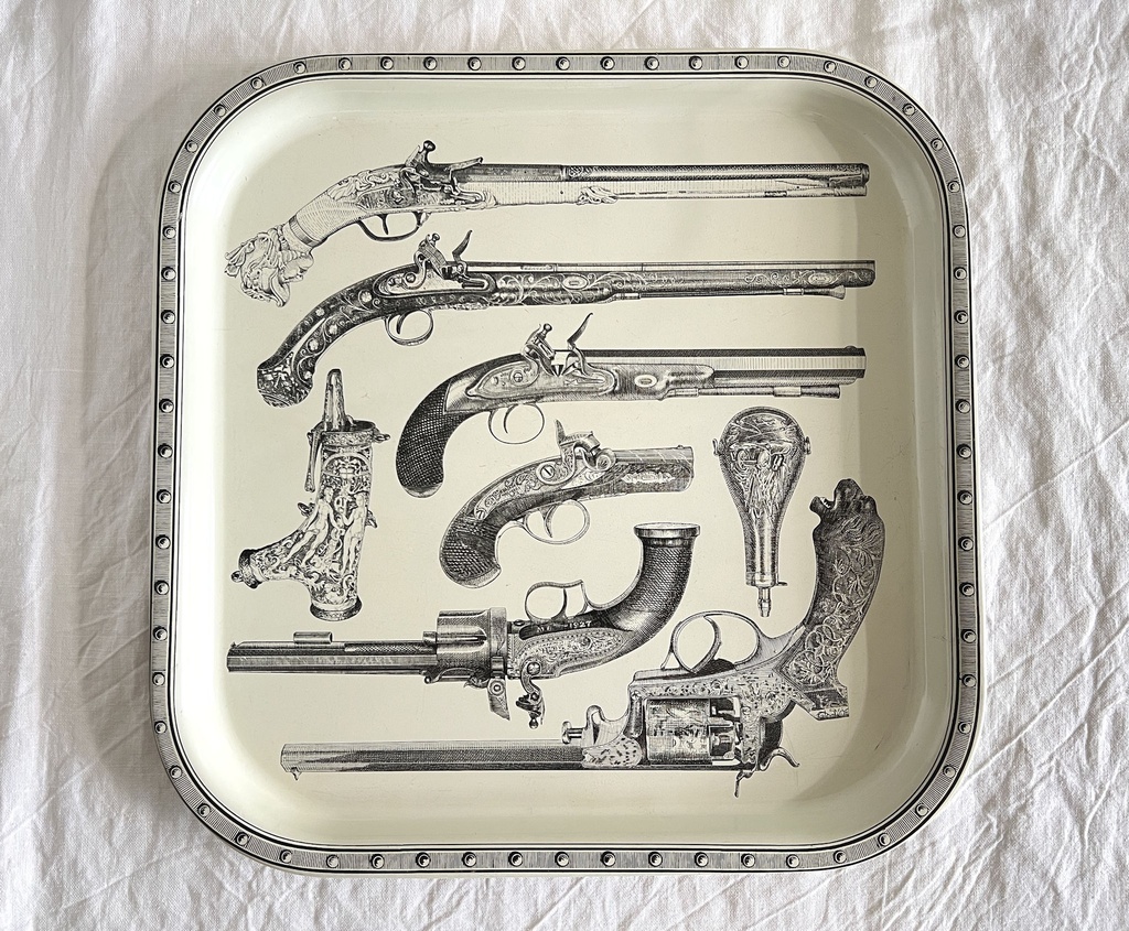 Plateau décoré d'armes à feu dans le goût de Piero Fornasetti