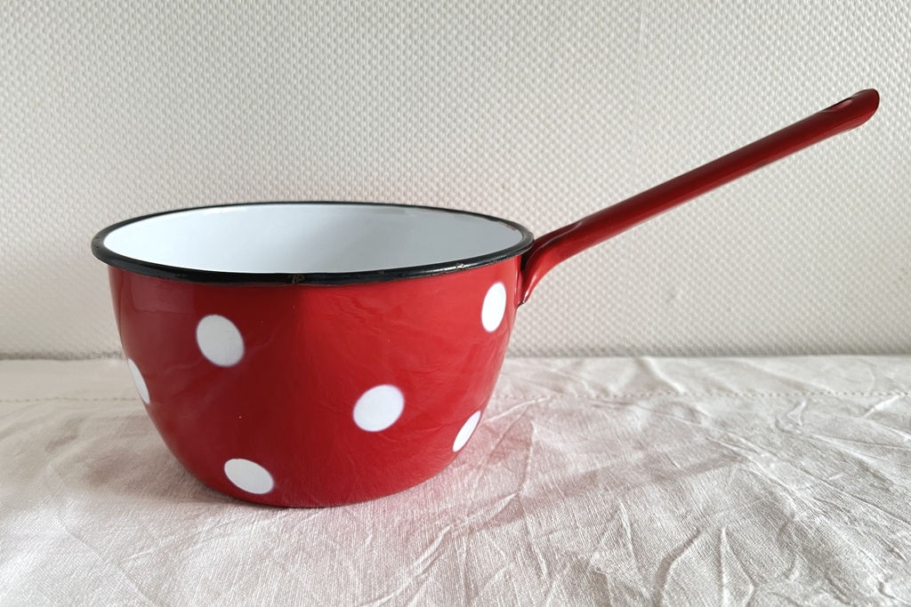 Poêlon rouge à pois blancs avec bec verseur en métal émaillé