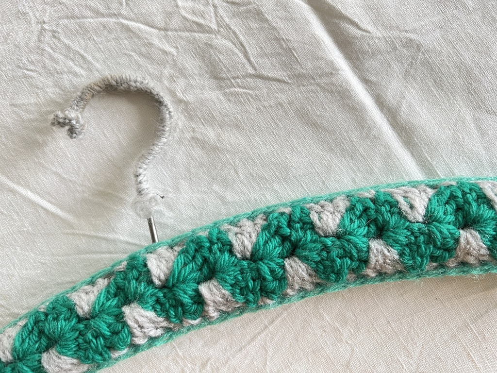 Cintre recouvert de tricot crocheté