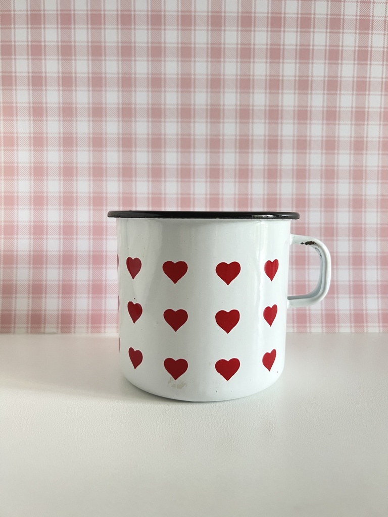 Tasse / Pichet doseur en métal émaillé avec cœurs