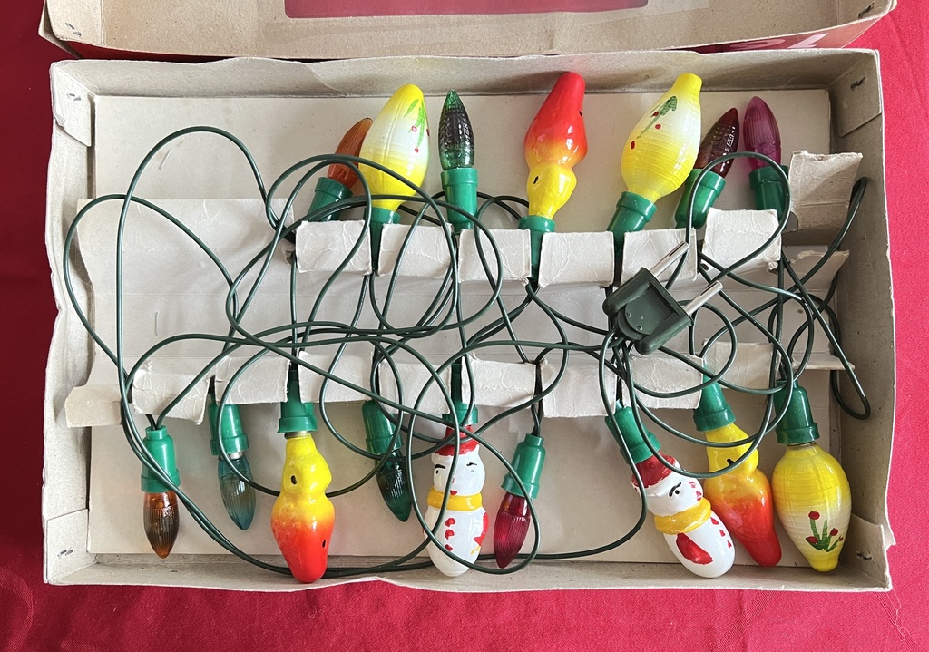 Ancienne guirlande lumineuse avec bonhommes de neige, lampions et oiseaux