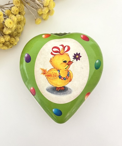 Boîte en carton / papier mâché en forme de cœur et décorée d'un poussin