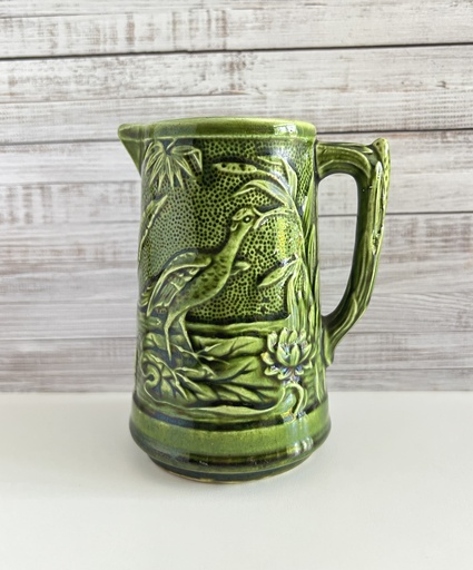 Petit pichet vert en barbotine décor Ibis