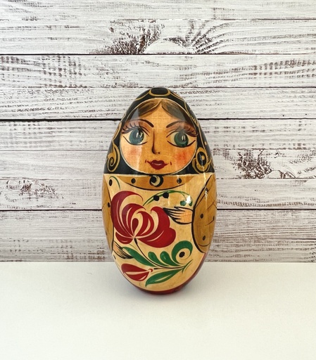 Œuf en bois peint dans le style des poupées russes
