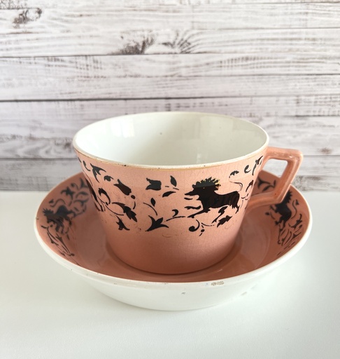 Tasse à chocolat et sous-tasse roses à décor de lion Sarreguemines